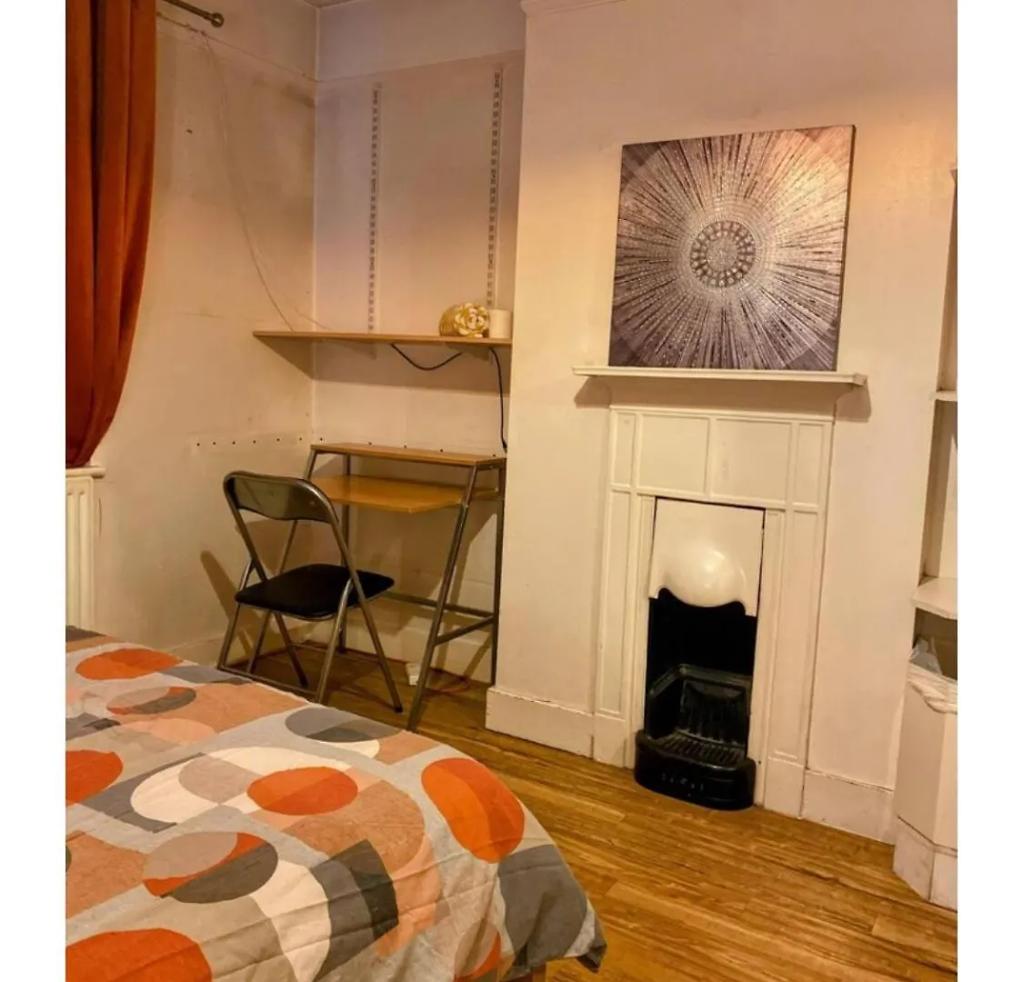 Large Room With Single Bed, Work Desk And Double Wardrobe Feltham 0*,  United Kingdom
