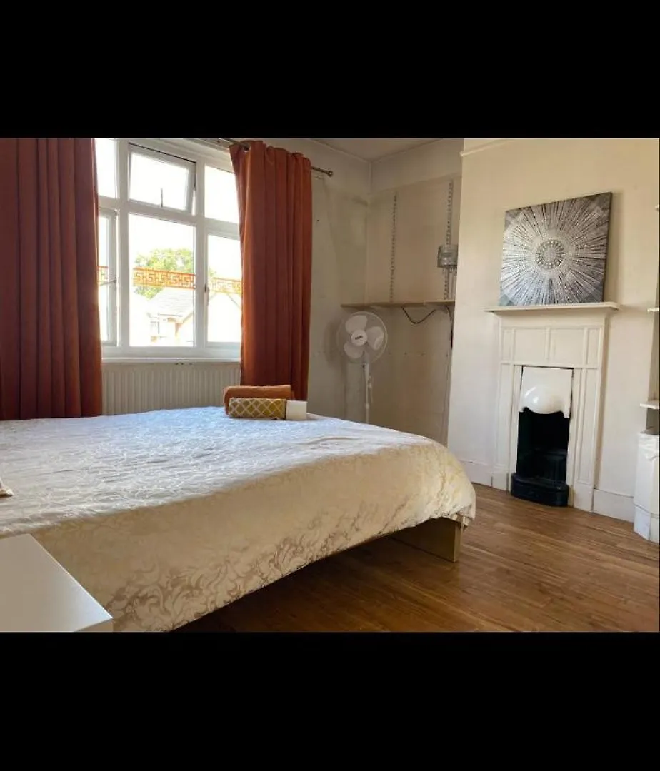 Homestay Large Room With Single Bed, Work Desk And Double Wardrobe Feltham