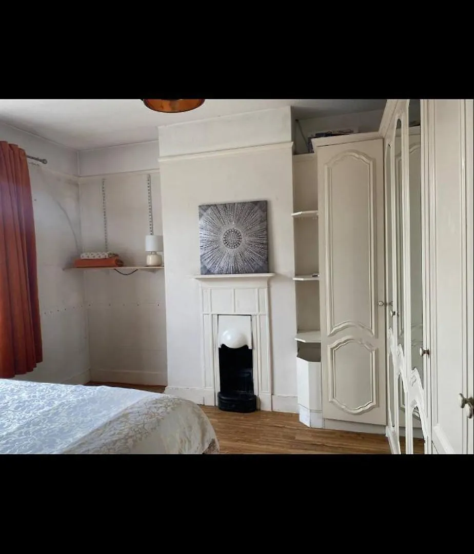 Large Room With Single Bed, Work Desk And Double Wardrobe Feltham Homestay