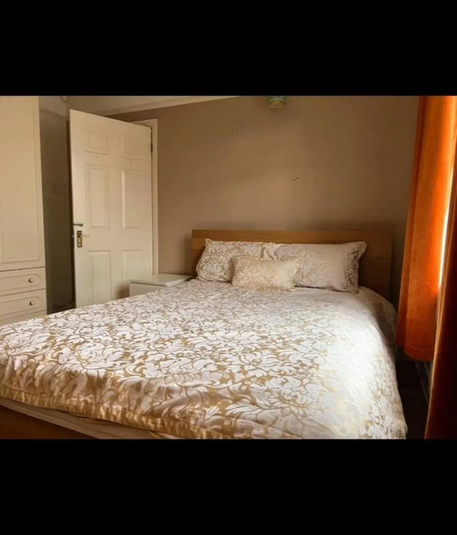 Large Room With Single Bed, Work Desk And Double Wardrobe Feltham Homestay