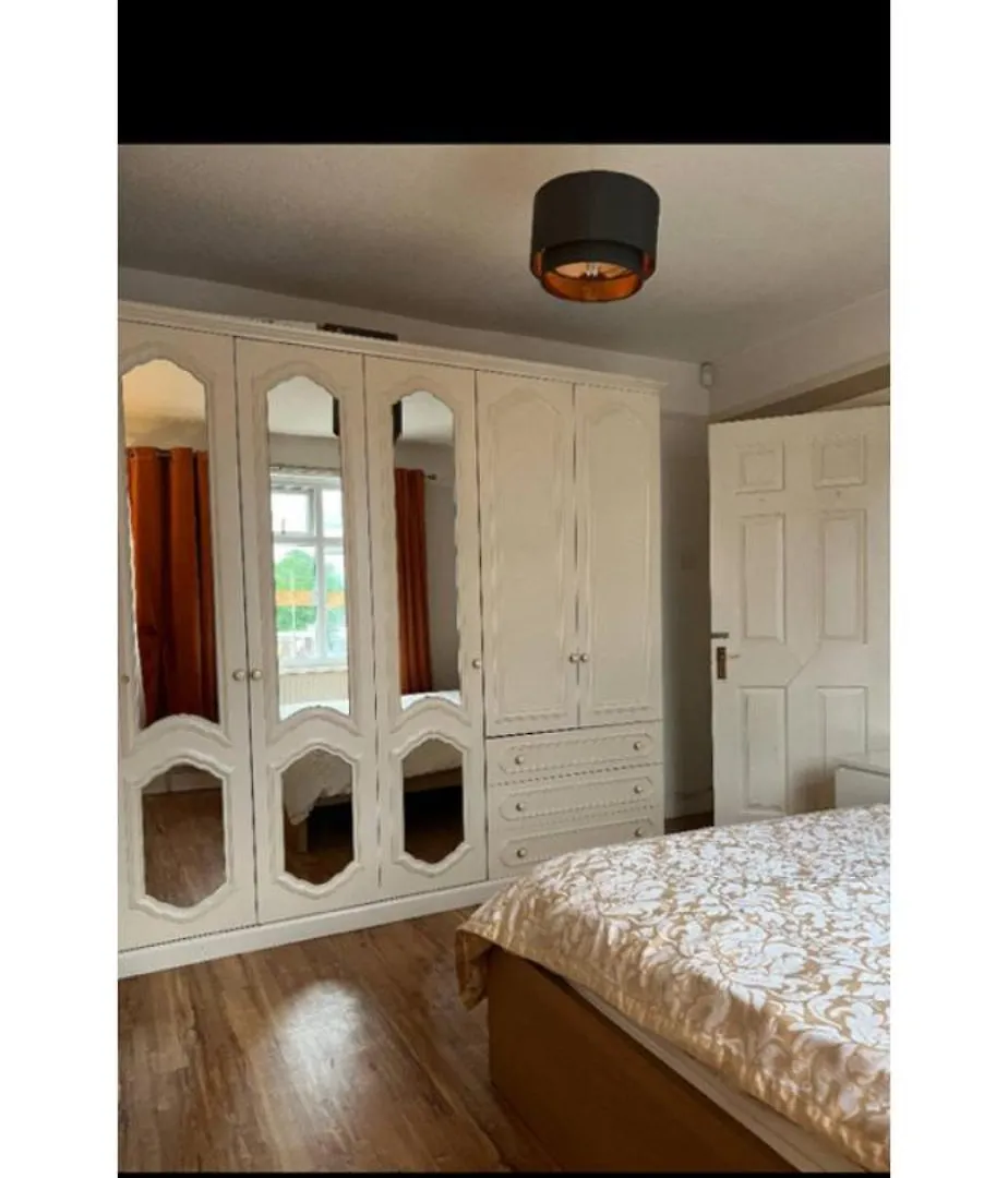 Large Room With Single Bed, Work Desk And Double Wardrobe Feltham