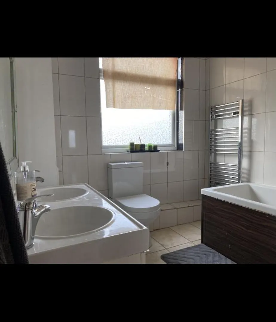 Large Room With Single Bed, Work Desk And Double Wardrobe Feltham United Kingdom