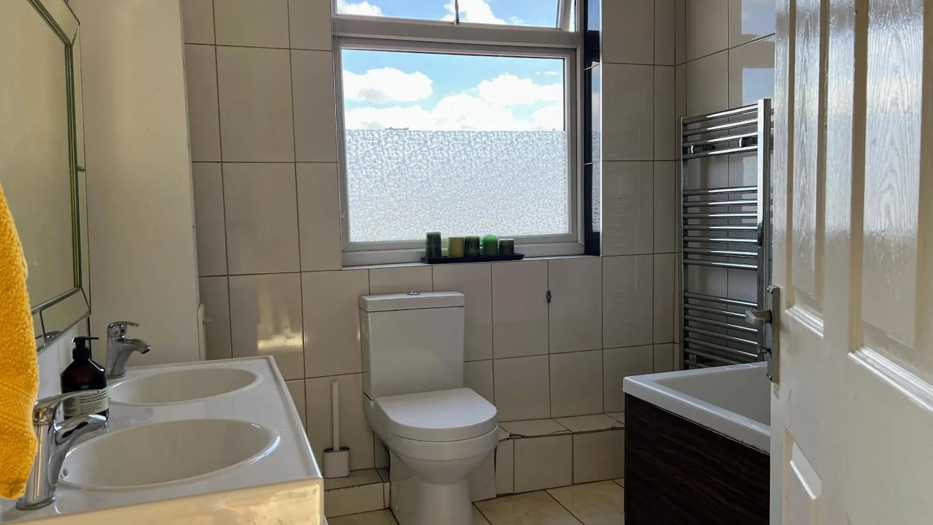 Homestay Large Room With Single Bed, Work Desk And Double Wardrobe Feltham