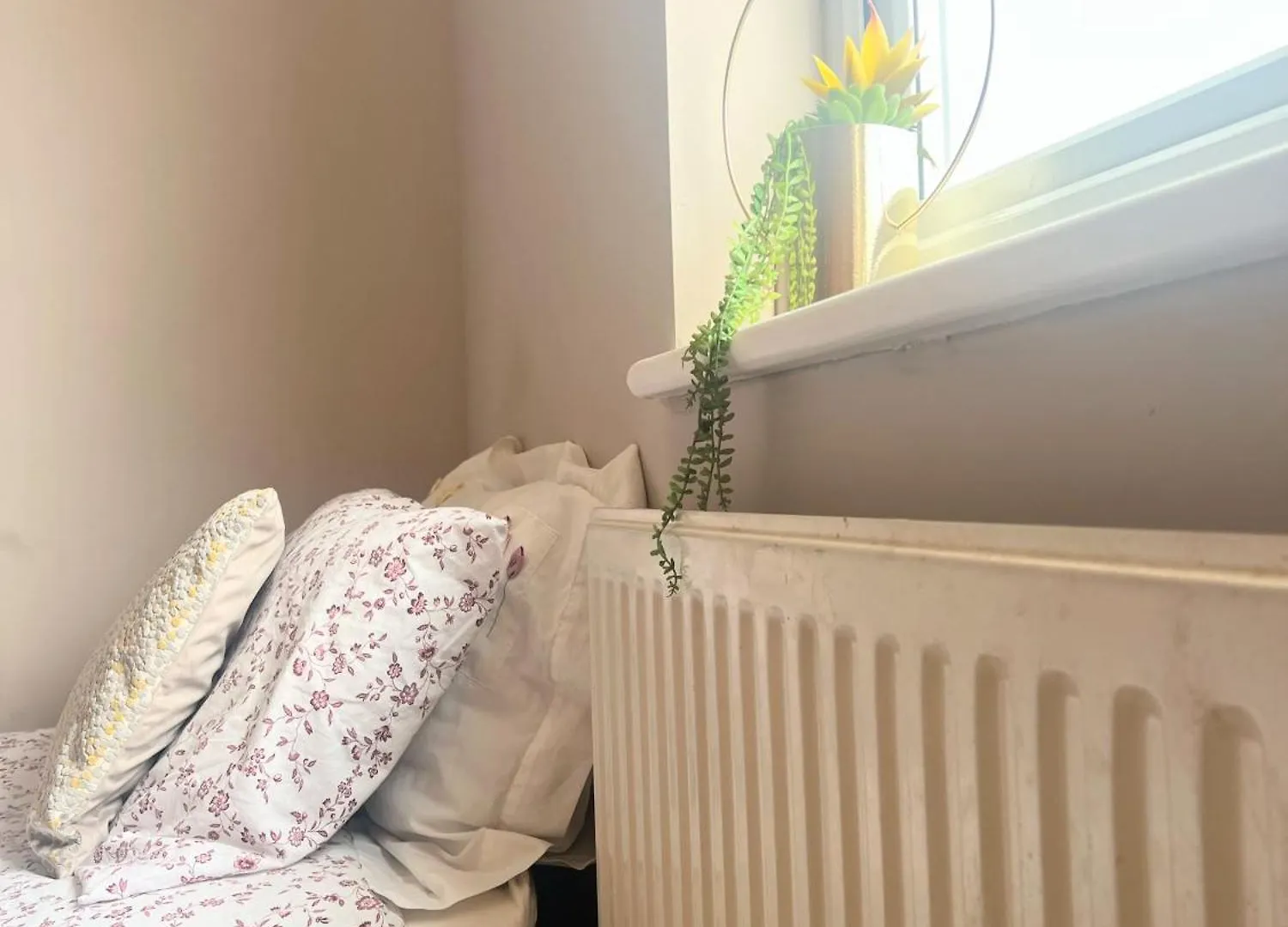 Large Room With Single Bed, Work Desk And Double Wardrobe Feltham Homestay
